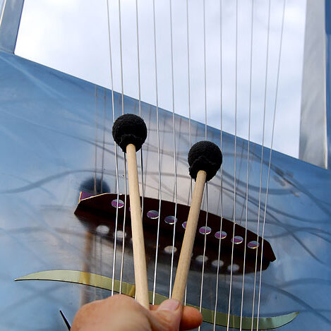 Playing the harp with small mallets